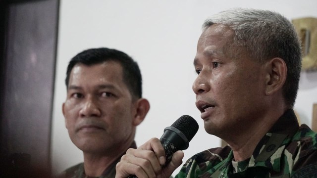 Kapendam Jaya Kolonel Inf Kristomei Sianturi (kiri), Kasubdispenum AU Letkol Sus M Yuris (kanan), saat konferensi pers terkait penembakan Anggota TNI, Media Center, Kodam Jaya, Jakarta, Rabu (26/12/2018).  (Foto: Jamal Ramadhan/kumparan)