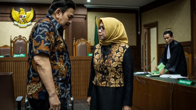 Terdakwa kasus suap PLTU Riau-1 Eni Maulani Saragih (tengah) berbincang dengan Direktur PT Smelting Indonesia Prihadi Santoso (kiri) saat jeda sidang lanjutan di Pengadilan Tipikor, Jakarta, Rabu (26/12/2018).  (Foto: ANTARA FOTO/Aprillio Akbar)