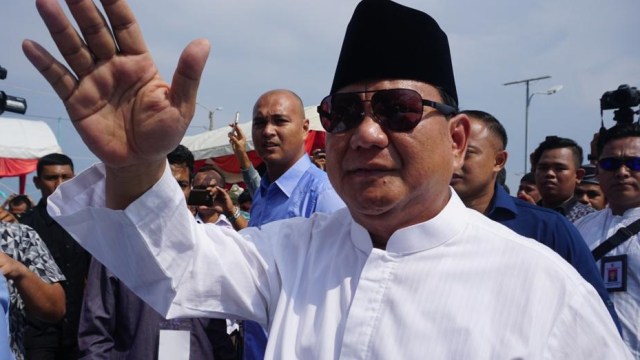 Prabowo mengunjungi kuburan massal korban Aceh di Desa Siron, Blangbintang, Banda Aceh. Foto: Zuhri Noviandi/kumparan