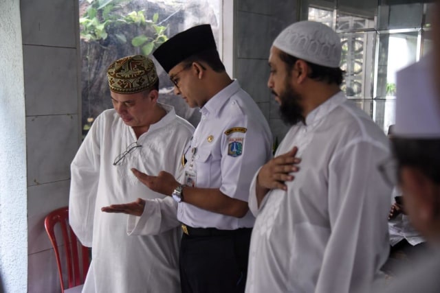 Gubernur DKI Jakarta, Anies Baswedan, berbincang dengan keluarga almarhum Ali Shahab di rumah duka, Rabu (26/12). (Foto: Istimewa)