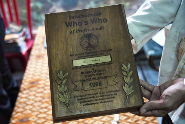Salah satu penghargaan International Who's Who of Professionals milik almarhum Ali Shahab (Foto: Istimewa)