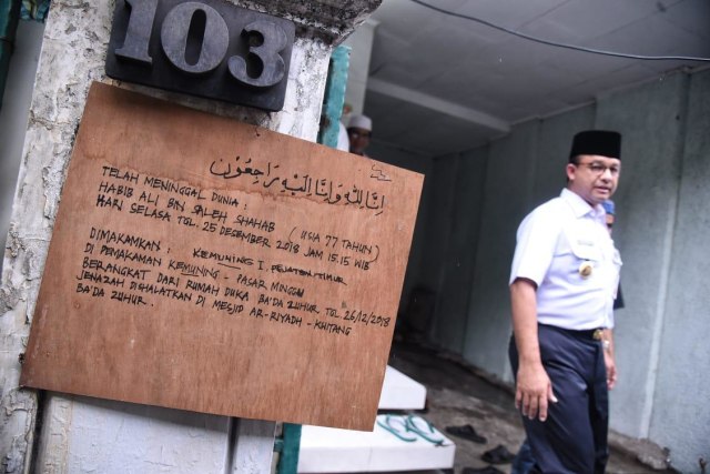 Gubernur DKI Jakarta tiba di rumah duka almarhum Ali Shahab, Rabu (26/12). (Foto: Istimewa)