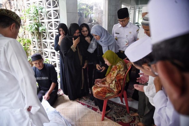 Gubernur DKI Jakarta, Anies Baswedan, di tengah suasana duka cita di rumah duka almarhum Ali Shahab, Rabu (26/12) (Foto: Istimewa)