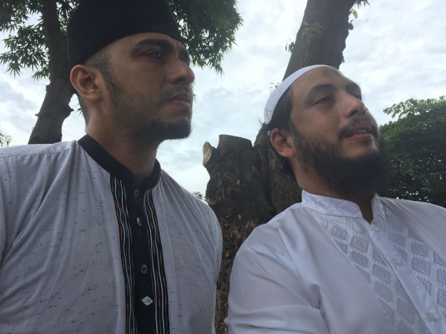 Aktor Ali Zainal (kiri) dan Rezza Joeffry (kanan), keponakan Ali Shahab (Foto: Giovanni/kumparan)
