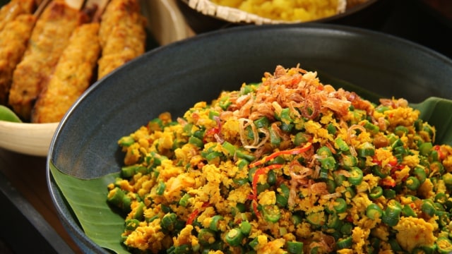 Lawar, makanan khas Bali yang jadi Kuliner Wajib saat Hari Raya Galungan dan Kuningan (Foto: Shutter Stock)
