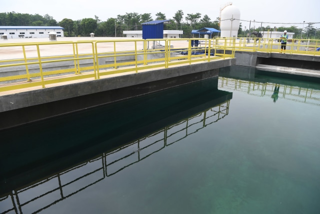 Petugas mengecek kolam penampungan Sistem Penyediaan Air Minum (SPAM) Umbulan Pasuruan, Jawa Timur, Kamis (15/11/2018). (Foto: Zabur Karuru/ANTARA Foto)