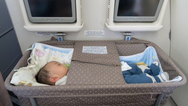 Bassinet bayi di dalam pesawat. (Foto: Shutterstock)