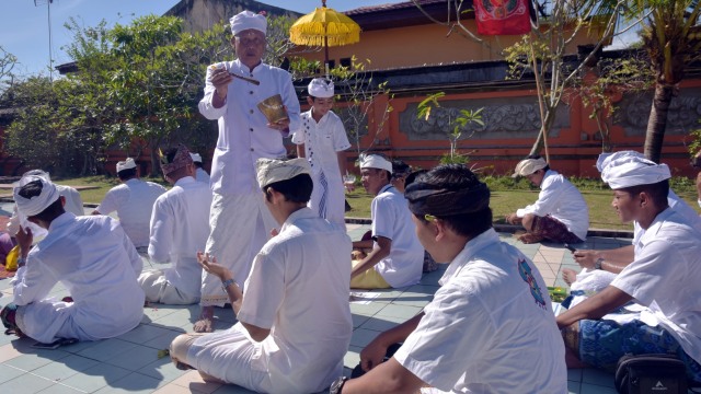 Sejumlah umat Hindu bersembahyang merayakan Galungan di Pura Agung Jagatnatha, Kota Pekanbaru, Riau, Rabu (26/12/2018).  (Foto: ANTARA FOTO/FB Anggoro)
