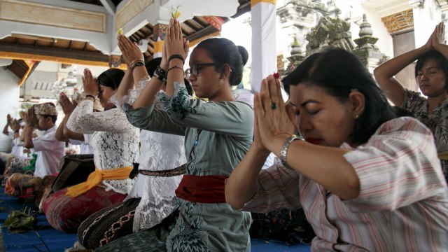 Sejumlah umat Hindu menggelar persembahyangan Hari Raya Galungan di Pura Jagadnata, Banguntapan, Bantul, DI Yogyakarta, Rabu (26/12/2018). (Foto: ANTARA FOTO/Hendra Nurdiyansyah)
