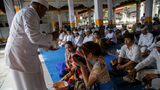 Sejumlah umat Hindu menggelar persembahyangan Hari Raya Galungan di Pura Jagadnata, Banguntapan, Bantul, DI Yogyakarta, Rabu (26/12/2018). (Foto: ANTARA FOTO/Hendra Nurdiyansyah)