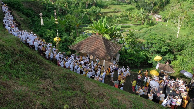 Suasana antrean umat Hindu saat melakukan persembahyangan Hari Raya Galungan di Pura Beji Desa Bolangan, Tabanan, Bali, Rabu (26/12/2018).  (Foto: ANTARA FOTO/Nyoman Hendra Wibowo)