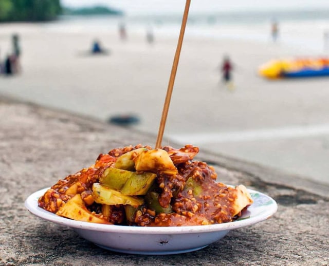 Rujak Pantai Natsepa Tersohor di Ambon