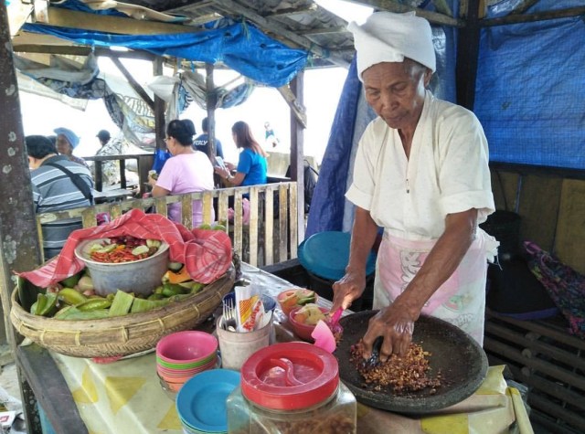 Rujak Pantai Natsepa Tersohor di Ambon (1)