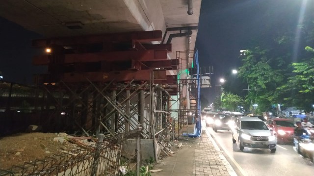 Flyover Rawabuaya yang renggang sedang diperbaiki oleh PUPR. (Foto: Dok. Istimewa)