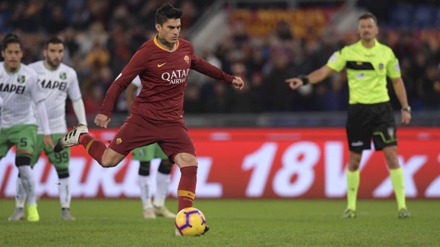 Pemain AS Roma, Diego Perotti, melepaskan tendangan penalti ke gawang Sassuolo. (Foto: Twitter: AS Roma)