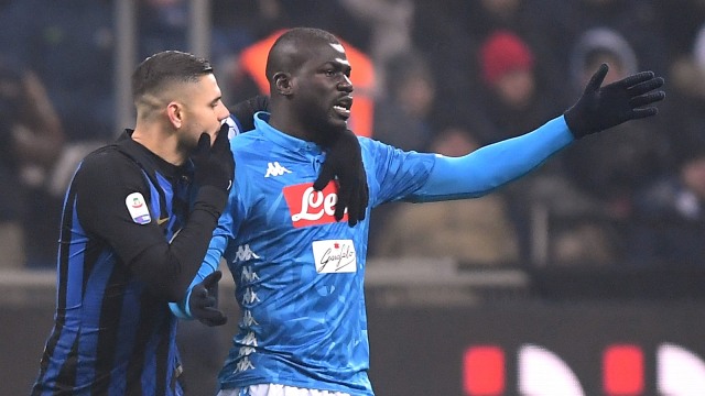 Koulibaly sedang kesal, ditenangkan pemain Inter. (Foto: REUTERS/Alberto Lingria)