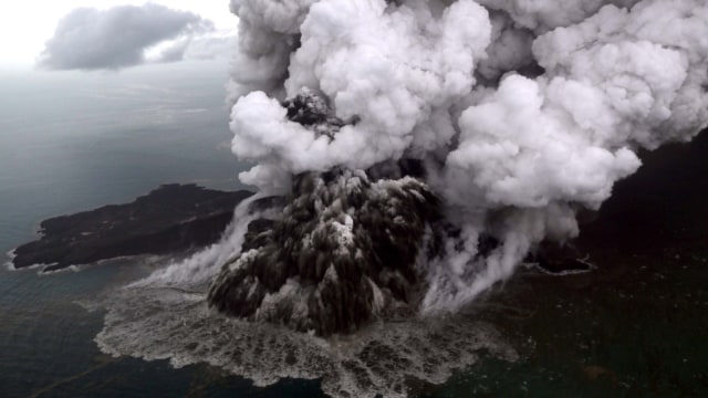 Foto udara letusan Gunung Anak Krakatau di Selat Sunda. (Foto: Antara/Nurul Hidayat)