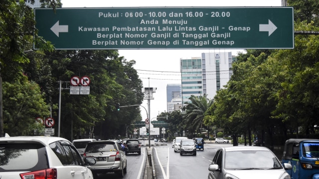 Pengendara melintas di bawah rambu ganjil-genap di Jalan Kebon Sirih, Jakarta. (Foto: ANTARA FOTO/Dede Rizky Permana)