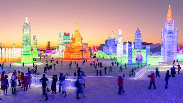 Pengunjung menikmati dunia salju di Harbin, Heilongjiang, Cina. (Foto: STR / AFP)