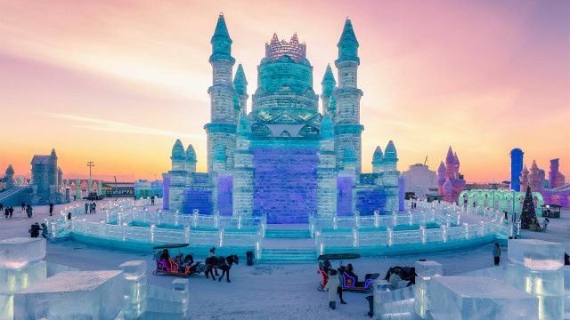 Pengunjung menaiki kereta kuda di dunia salju Harbin, Heilongjiang, Cina. (Foto: STR / AFP)