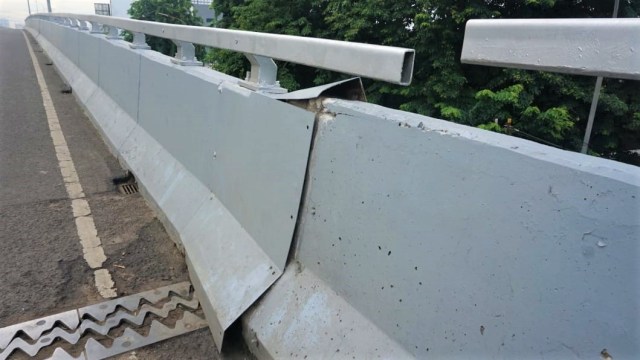 Flyover Rawa Buaya, Cengkareng, Jakarta Barat yang mengalami pergeseran. (Foto: Irfan Adi Saputra/kumparan)
