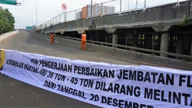 Flyover Rawa Buaya, Cengkareng, Jakarta Barat yang mengalami pergeseran. (Foto: Irfan Adi Saputra/kumparan)