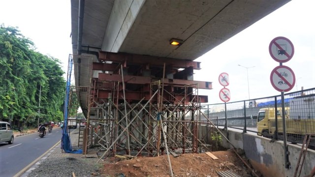 Alat penyanggah flyover Rawa Buaya. (Foto: Irfan Adi Saputra/kumparan)