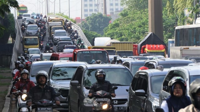 Kemacetan di sekitar flyover Rawa Buaya. (Foto: Irfan Adi Saputra/kumparan)