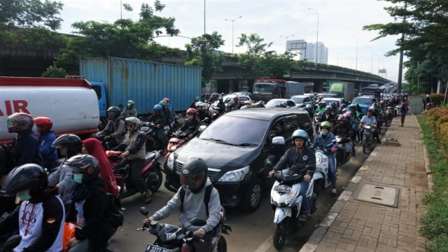 Kemacetan di sekitar flyover Rawa Buaya. (Foto: Irfan Adi Saputra/kumparan)