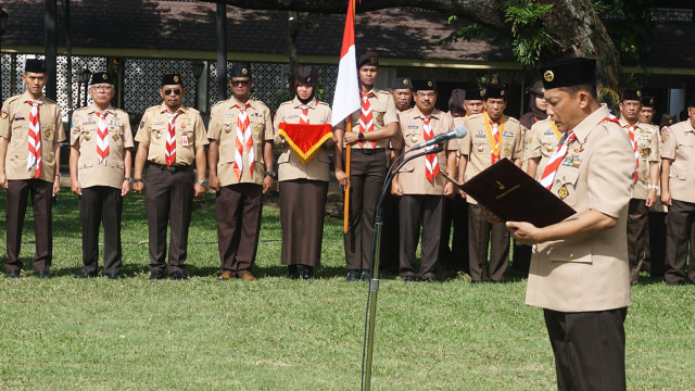 Budi Waseso membacakan sumpah saat dilantik sebagai Ketua Kwarnas Gerakan Pramuka 2018-2023 oleh Presiden Joko Widodo. (Foto: Yudhistira Amran Saleh/kumparan)
