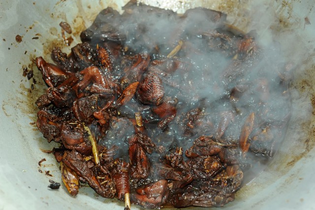 Memasak dengan kecap (Foto: Shutter Stock)