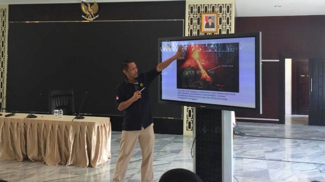 Konpers perkembangan Gunung Krakatau oleh Antonius Ratdomopurbo, Sekretaris bidang Geologi KESDM. (Foto: Rafyq Alkandy Ahmad Panjaitan/kumparan)