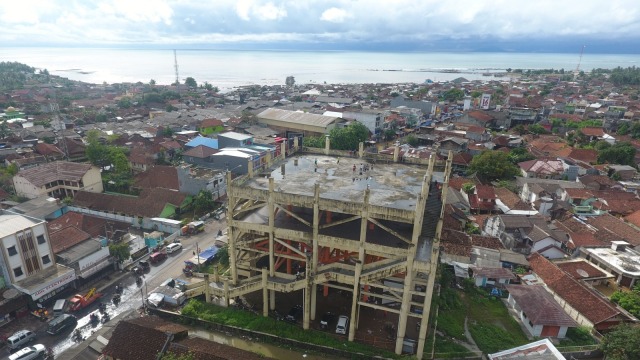 Foto aerial bangunan shelter tsunami Labuan, Pandeglang, Banten, Rabu (26/12/2018). (Foto: ANTARA FOTO/Akbar Nugroho Gumay)