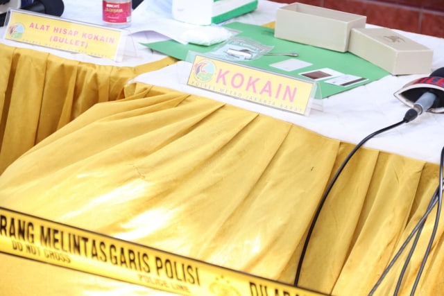 Polisi menggelar barang bukti kokain Steve Emmanuel (Foto: Munady)