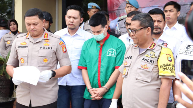 Steve Emmanuel dalam Rilis Narkoba di Polres Metro Jakarta Barat (Foto: Munady Widjaja)
