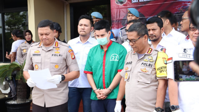 Steve Emmanuel dalam Rilis Narkoba di Polres Metro Jakarta Barat (Foto: Munady Widjaja)