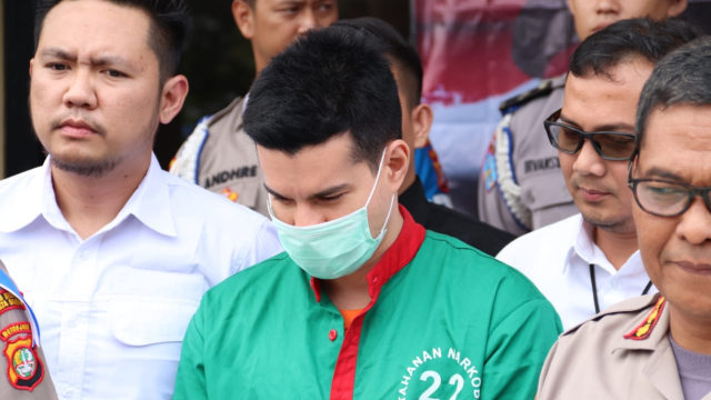 Steve Emmanuel dalam Rilis Narkoba di Polres Metro Jakarta Barat (Foto: Munady Widjaja)