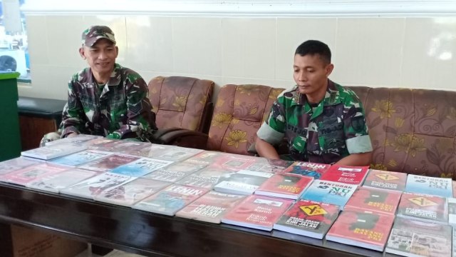 Koramil Pare sita ratusan buku yang dianggap menyebarkan ajaran komunis dari 3 toko di Kampung Inggris. (Foto: Dok. Nanang Masyhari/beritajatim)