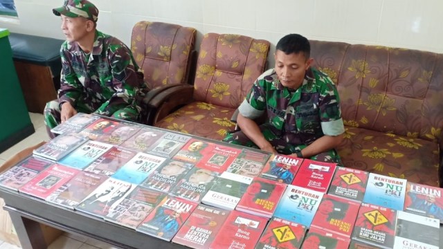 Koramil Pare sita ratusan buku yang dianggap menyebarkan ajaran komunis dari 3 toko di Kampung Inggris. (Foto: Dok. Nanang Masyhari/beritajatim)