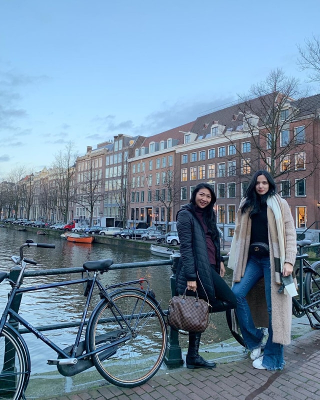 Nia Ramadhani Foto di Depan Kanal di Amsterdam (Foto: Instagram (@ramadhaniabakrie))