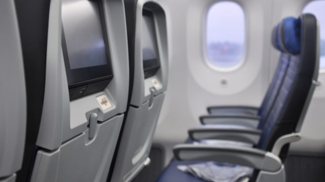 Bangku di pesawat lengkap dengan sandaran tangan dan tv bagi para penumpang  Foto: Shutter Stock