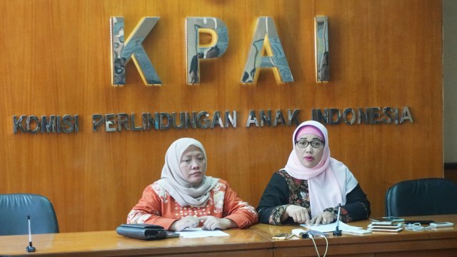 Komisioner KPAI Bidang Sosial dan Anak Dalam Situasi Darurat Susianah (kiri) bersama Komisioner KPAI Bidang Pendidikan Pers Retno Listyarti (kanan) di Kantor KPAI, Jakarta Pusat. (Foto: Iqbal Firdaus/kumparan)