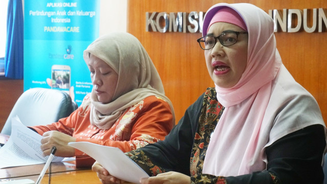 Komisioner KPAI Bidang Sosial dan Anak Dalam Situasi Darurat Susianah (kiri) bersama Komisioner KPAI Bidang Pendidikan Pers Retno Listyarti (kanan) di Kantor KPAI, Jakarta Pusat. (Foto: Iqbal Firdaus/kumparan)