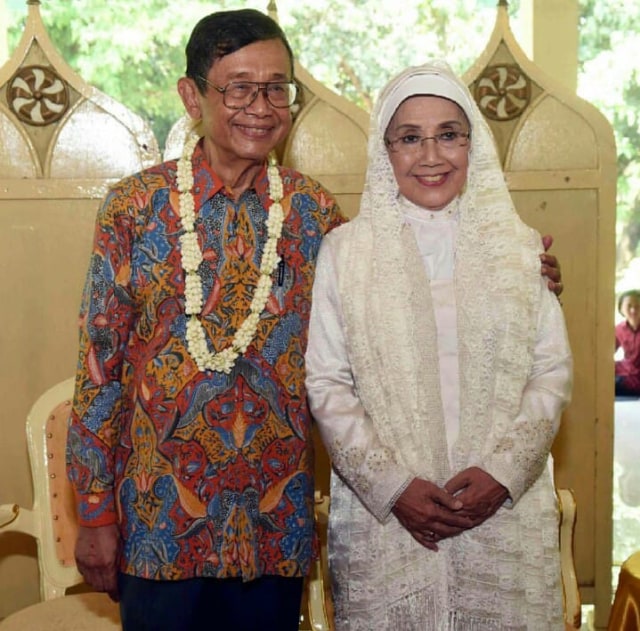 Tak Pandang Umur, Ini 5 Artis yang Menikah di Usia Senja (4)