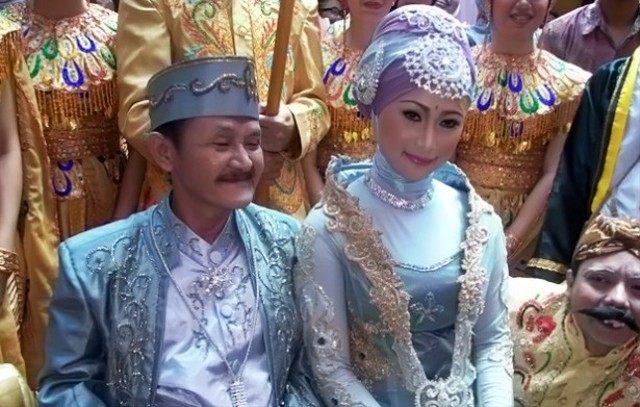 Tak Pandang Umur, Ini 5 Artis yang Menikah di Usia Senja (1)