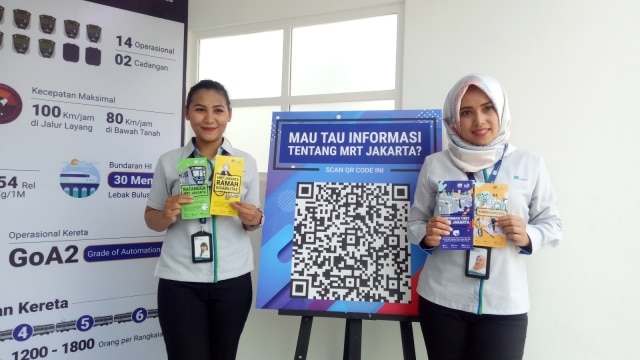 Petugas MRT Jakarta yang sedang berjaga di boot Mini Information Center, Stasiun Dukuh Atas, Jakarta. (Foto: Resya Firmansyah/kumparan)