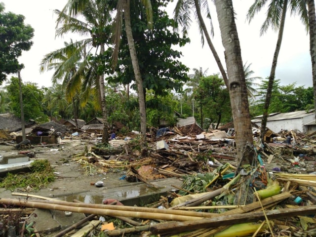 Suasana porak poranda di Kabupaten Pandeglang pasca-tsunami. (Foto: Dok. Pribadi Ahmad Emil Mujamil)