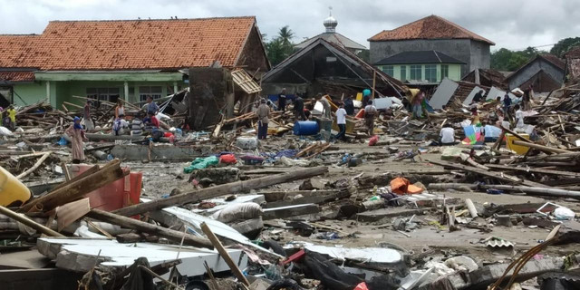 Kondisi porak poranda di Pandeglang, tetapi masih ada bangunan yang berdiri, di antaranya masjid. (Foto: Dok. Pribadi Ahmad Emil Mujamil)