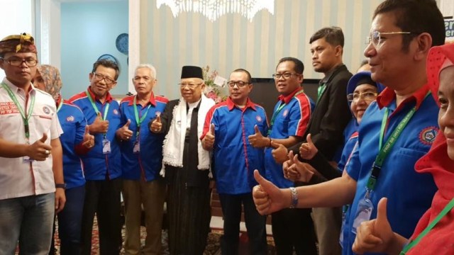 Deklarasi dukungan Relawan Payung Biru KSPSI di Kediaman Ma'ruf Amin, Kamis (27/12). (Foto: Rafyq Panjaitan/kumparan)