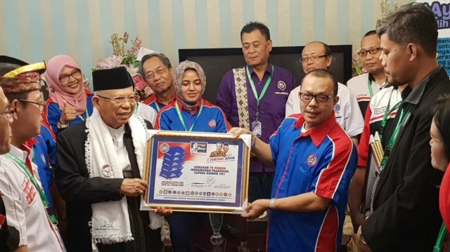 Deklarasi dukungan Relawan Payung Biru KSPSI di Kediaman Ma'ruf Amin, Kamis (27/12). (Foto: Rafyq Panjaitan/kumparan)